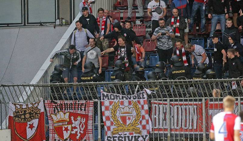 Zásah v sektoru fanoušků Slavie při zápase se Sigmou na Andrově stadionu