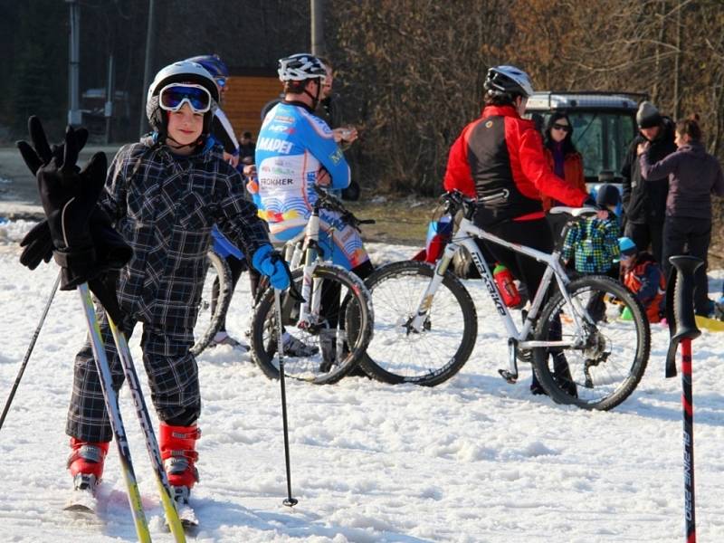 Sobotní jarní lyžování, bobová dráha a zastávka cyklistů v Hrubé Vodě.