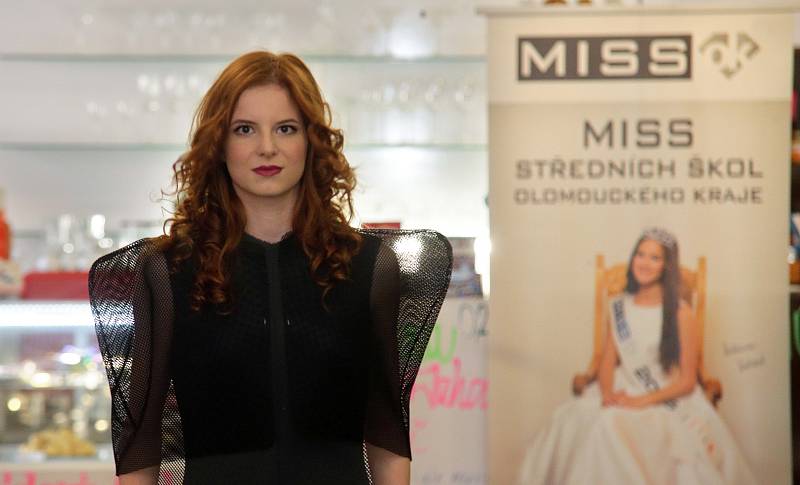 Finalistky Miss OK 2017 předvedly designové modely z dílen mladých návrhářů ze Střední školy designu a módy v Prostějově
