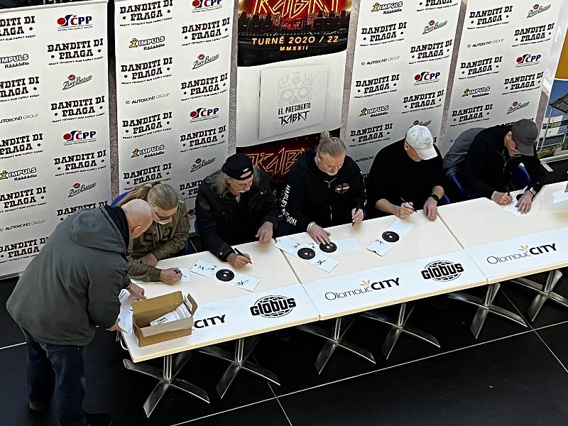 Na autogramiádu skupiny Kabát v Olomouci dorazily v pátek odpoledne davy fanoušků. Den před sobotním koncertem ji zorganizovaly hypermarket Globus a OC CITY Olomouc, 18. listopadu 2022