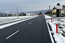 Těsně před vánočními svátky byla po rekonstrukci otevřena opravená silnice v Dlouhé Loučce na Olomoucku