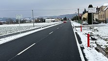 Těsně před vánočními svátky byla po rekonstrukci otevřena opravená silnice v Dlouhé Loučce na Olomoucku