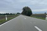 Podél frekventované silnice II/448 mezi Olomoucí a Ústínem chybí cyklostezka. Na snímku místo, kde 30. září došlo k tragické nehodně, při níž zahynul cyklista, 7. října 2021