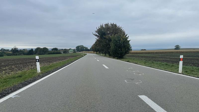 Podél frekventované silnice II/448 mezi Olomoucí a Ústínem chybí cyklostezka. Na snímku místo, kde 30. září došlo k tragické nehodně, při níž zahynul cyklista, 7. října 2021