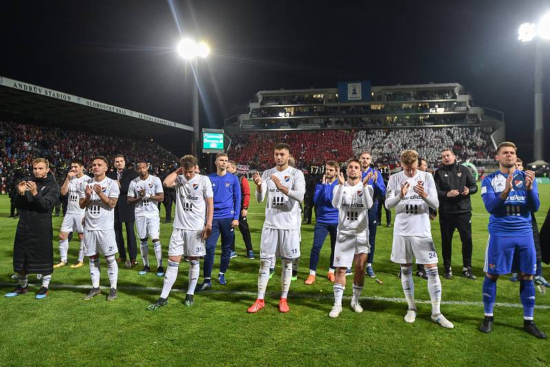 Finále fotbalového poháru MOL Cupu: FC Baník Ostrava - SK Slavia Praha, 22. května 2019 v Olomouci. Hrači Baníku děkují fanouškům.