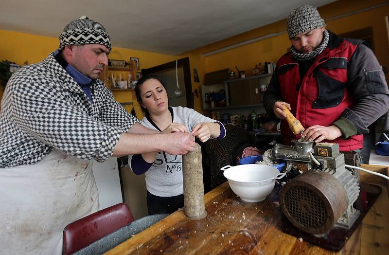 Rodinná domácí zabíjačka v místní části Ponikev obce Ludmírov na Konicku v režii řezníka Jana Buriana