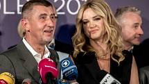 Andrej Babiš s manželkou Monikou na tiskovce k volebnímu vítězství ANO