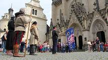 Lidé poslouchají vyzvánění zvonů olomoucké katedrály k připomínce vraždy krále Václava III., 4. srpna 2021