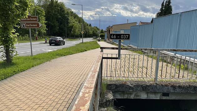 Hlavní tah I/46 ve Šternberku omezí několikaměsíční oprava mostu u koupaliště v Jívavské ulici ve Šternberku. Květen 2021