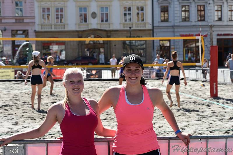 Beach-volejbalová show olomouckých a šternberských volejbalistek na olomouckém Horním náměstí