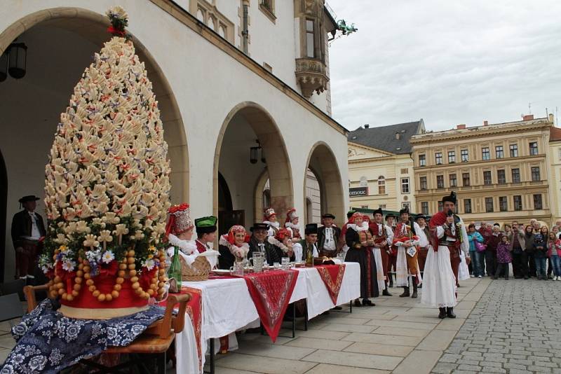 Hanácká svatba na Horním náměstí v Olomouci v podání členů folklorních souborů Klas z Kralic na Hané, Hané a Mladé Hané z Velké Bystřice a také z Hanáckého mužského sboru Rovina.