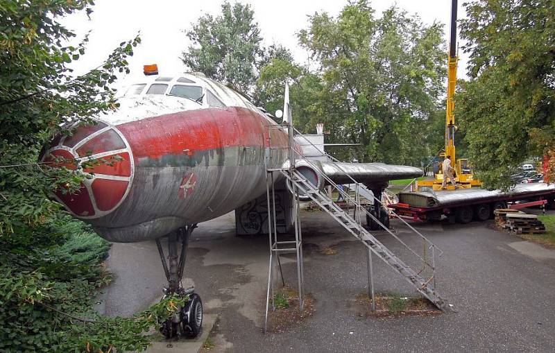 Rozebírání olomouckého letadla Tu-104