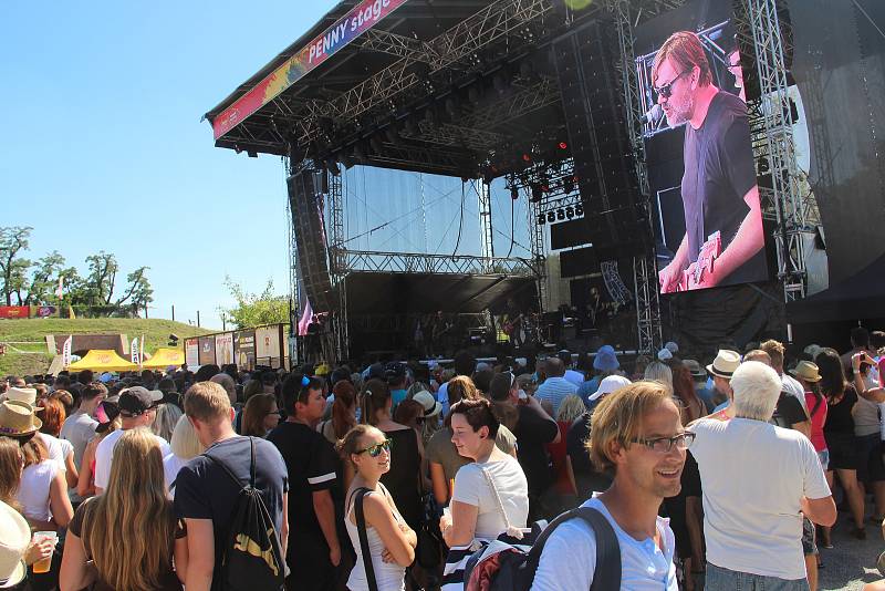 Návštěvníci festivalu si užili slunce i skvělé kapely.