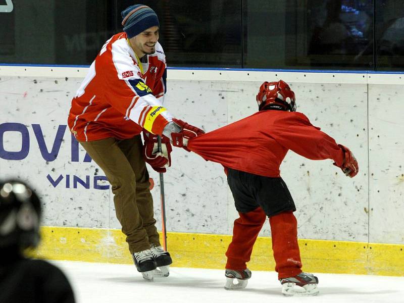 Hokejisté HC Olomouc si zatrénovali s malými hokejisty v rámci mikulášské akce.