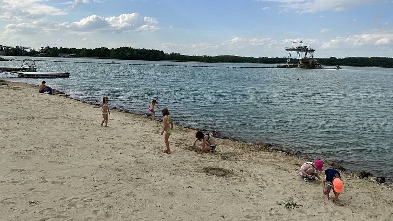 Letní teploty lákaly k relaxu u vody: pískovna Náklo ve čtvrtek 12. května 2022