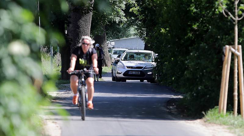 Uzavírka mostu u Bristolu a její důsledky - Místně znalí řidiči využívají možnosti objížďky Černou cestou. Směs aut, chodců, cyklistů vytváří dopravní "dostihy".