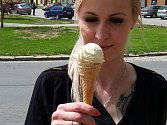 Tvarůžková zmrzlina z Loštic, rodiště sýra z typickým aroma, se neomrzí. Ochutnat se musí. Aspoň jednou za rok.
