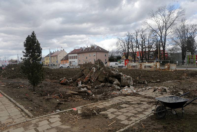 Rooseveltova ulice, po demolici domu. Příprava na stavbu prodloužení tramvajové trati přes Nové Sady, 12. března 2021