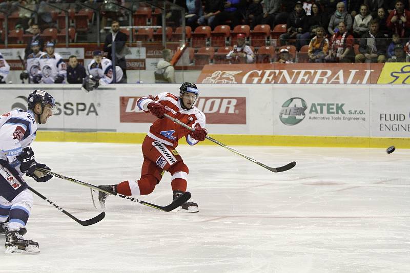 Olomoučtí hokejisté (v červeném) porazili Liberec 3:0