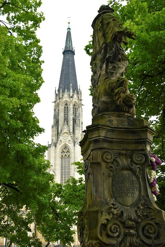 Zdobení sochy Jana Nepomuckého na Václavském náměstí v Olomouci, 15. 5. 2020