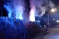 Hasiči v Olomouckém kraji museli o silvestrovské noci zasahovat i u požáru tújí, kontejnerů na odpad nebo obalů od pyrotechniky.
