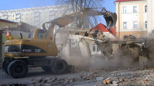 Demolice nízkopodlažní budovy na ZŠ Hálkova v Olomouci - začaly tak práce na budování nové přístavby