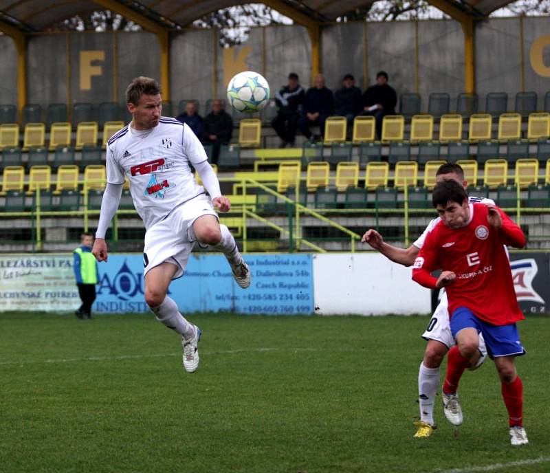 Fotbalisté Holice (v bílém) porazili Třebíč 1:0.