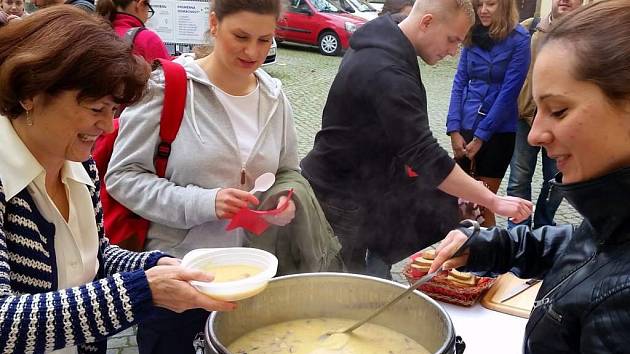 Už počtvrté chtěli organizátoři v Olomouci upozornit na problematiku chudoby a byznysu, který se kolem ní rozmáhá. Akce se konala u příležitosti Mezinárodního dne za vymýcení chudoby.