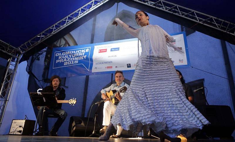 Festival Colores Flamencos - vystoupení Al-Andalus na nádvoří olomoucké radnice