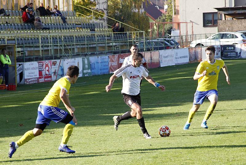 Fotbalisté Holice (v bílém) porazili Šumperk 2:1.