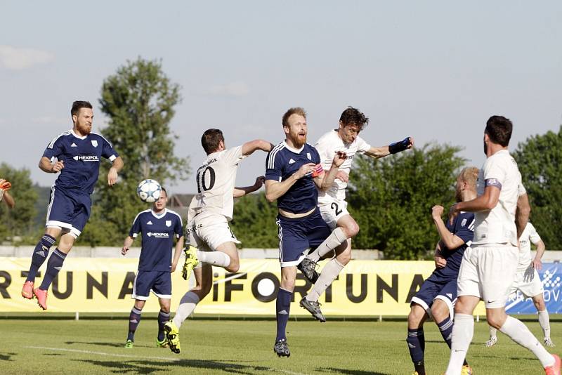 Fotbalisté Mohelnice (v bílém) proti Uničovu