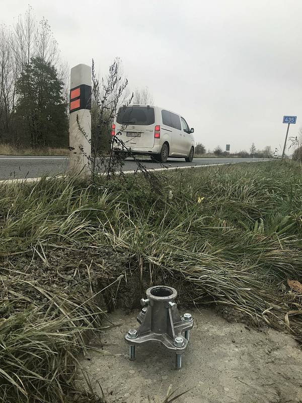 Dopravní značení by již brzy mělo dostat tranzitní nákladní dopravu z obcí mezi Olomoucí a Tovačovem. Na snímku přípravy u sjezdu z dálnice v Nemilanech, 10. listopadu 2020