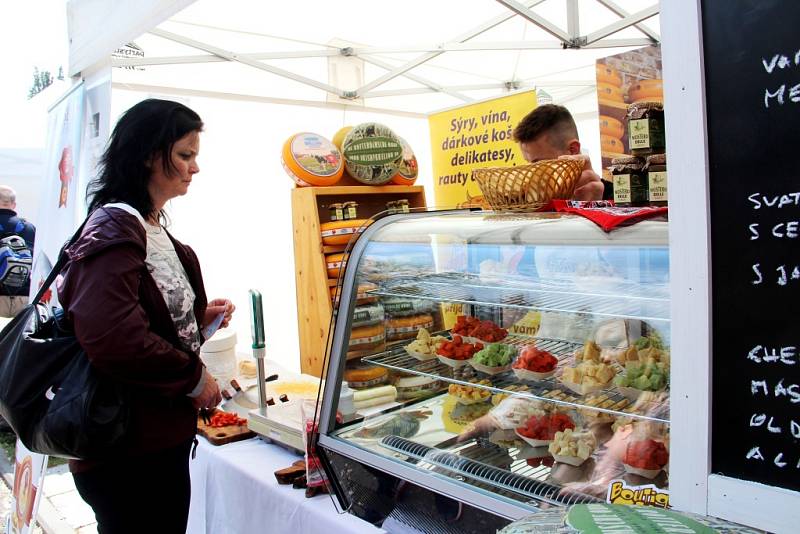 Stovky lidí zaplnily v sobotu Smetanovy sady Výstaviště Flora Olomouc. Přilákal je tam už druhý ročník dobrého jídla a pití Garden Food Festival.