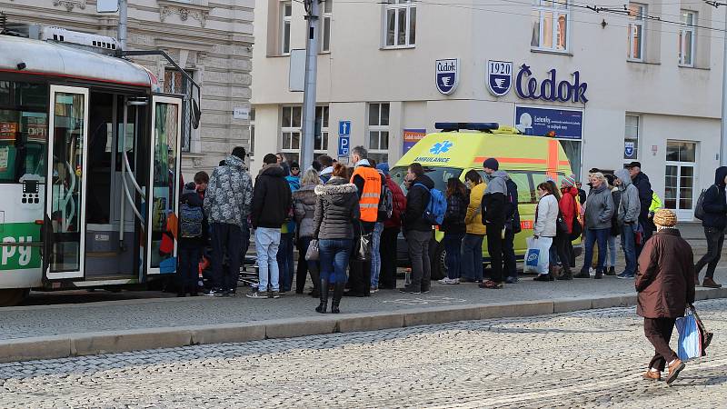 Nehoda tramvaje a dvou chodkyň na náměstí Hrdinů v Olomouci