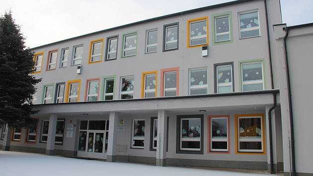 Solární elektrárna by měla vzniknout na střeše základní školy v Lutíně.
