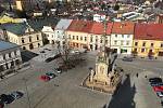 Vylidněné Masarykovo náměstí v uzavřeném Uničově. Pondělí 16. března 2020 dopoledne