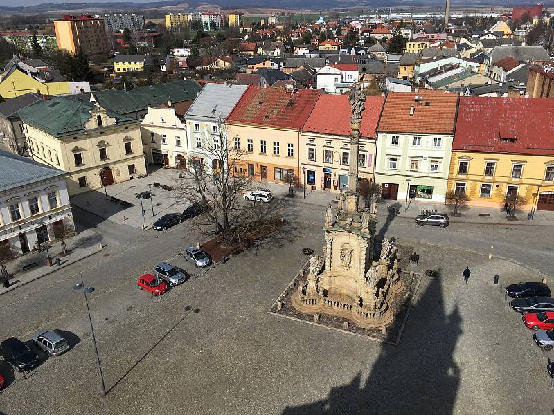 Vylidněné Masarykovo náměstí v uzavřeném Uničově. Pondělí 16. března 2020 dopoledne
