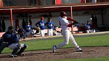 Olomoučtí baseballisté (v bílém) porazili v baráži Hlubokou nad Vltavou 3:1 na zápasy a zachránili se v extralize.