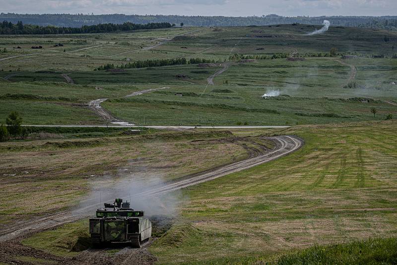 Obrněnec CV90 na mediálním dnu při testování bojových vozidel pěchoty (BVP) z tendru pro českou armádu ve vojenském prostoru Libavá, 27. května 2021.