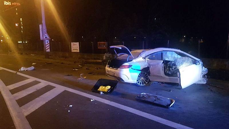 Tragická nehoda mercedesu ve Wolkerově ulici v Olomouci