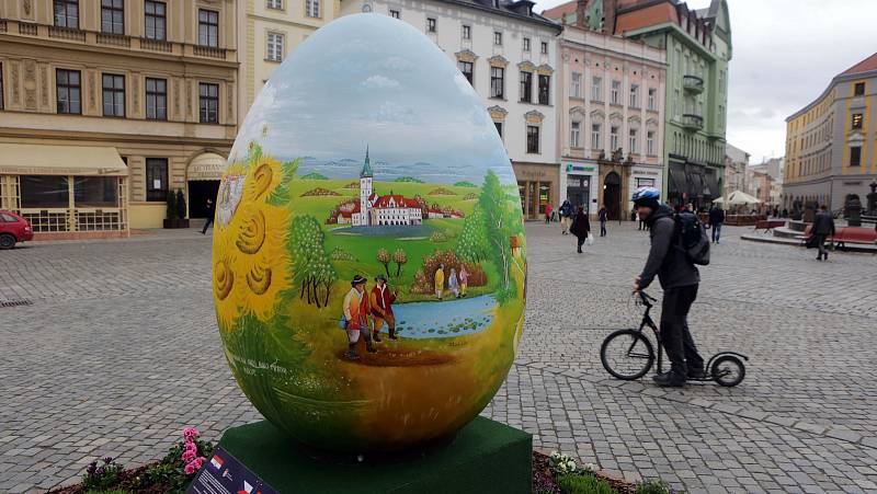 Chorvatští výtvarníci namalovali obří kraslici pro olomoucké náměstí.