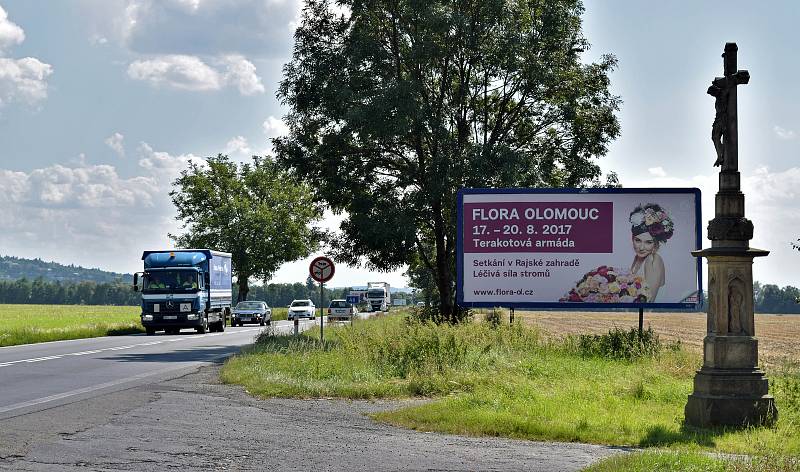 Billboardy na I46 mezi Olomoucí a Šternberkem