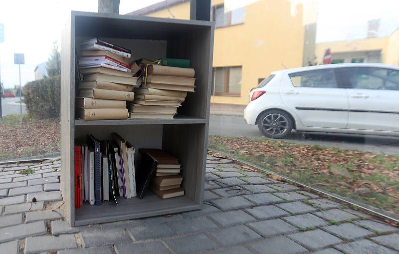 Knihovnička na autobusové zastávce v Olomouc - Droždín.