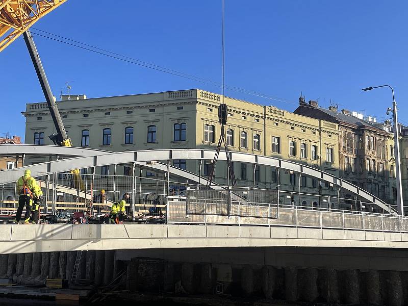 Most přes Moravu v Olomouci zvaný Rejnok dostává zábradlí. 3. prosince 2021