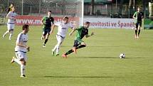 Fotbalisté 1. HFK Olomouc (v bílém) prohráli s Petřkovicemi 0:2