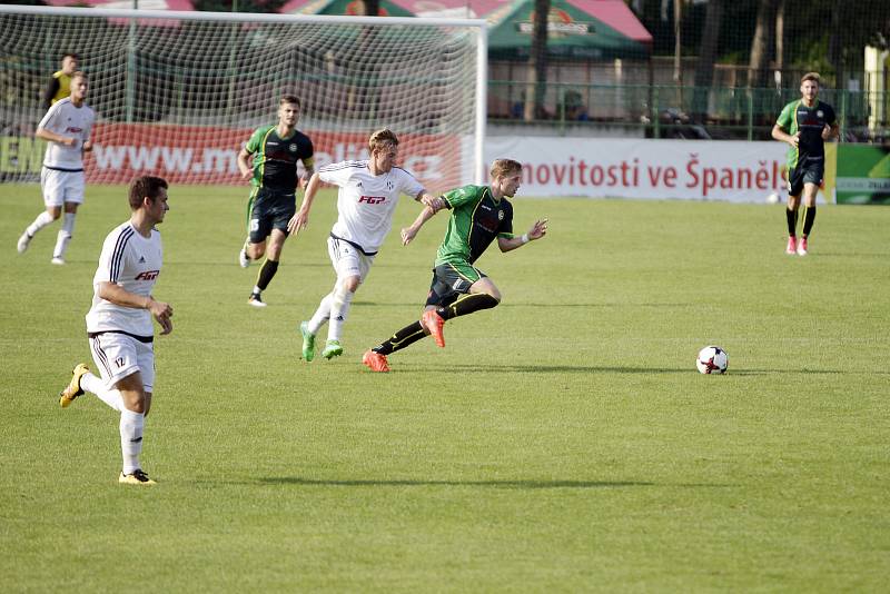 Fotbalisté 1. HFK Olomouc (v bílém) prohráli s Petřkovicemi 0:2