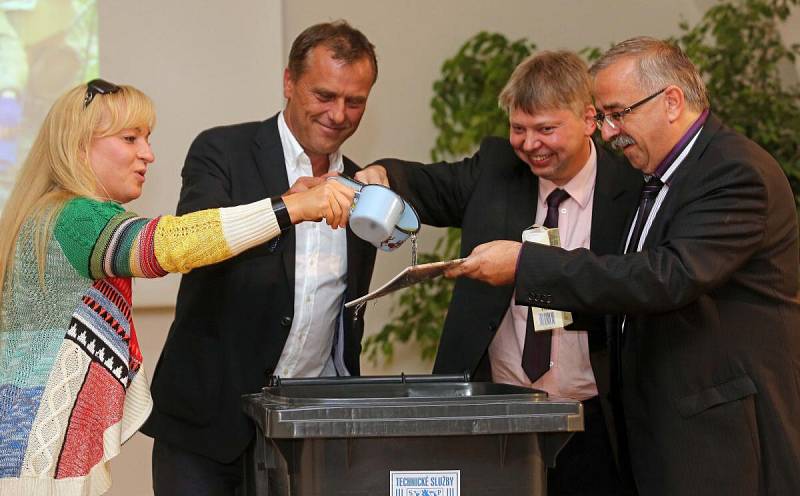 Miroslav Petřík (druhý zprava) na výstavě o historii komunálních služeb v olomouckém Vlastivědném muzeu v roce 2014