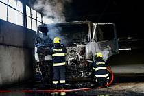 Požár nákladního auta v průmyslové hale na okraji Šternberka, 19. 7. 2023