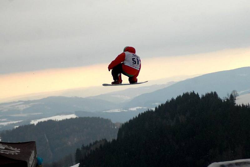 Ve Skateshop.cz Snowparku Paprsek v Jeseníkách se potkala česká snowboardová elita ve slopestylu