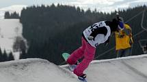 Ve Skateshop.cz Snowparku Paprsek v Jeseníkách se potkala česká snowboardová elita ve slopestylu
